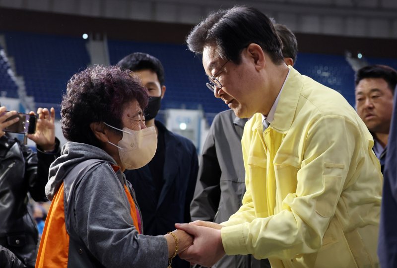 [강릉=뉴시스] 고승민 기자 = 이재명 더불어민주당 대표가 12일 오후 강원도 강릉시 아이스아레나에 마련된 산불 피해 이재민 임시대피소에서 이재민들을 위로하고 있다. (공동취재사진) 2023.04.12. photo@newsis.com /사진=뉴시스