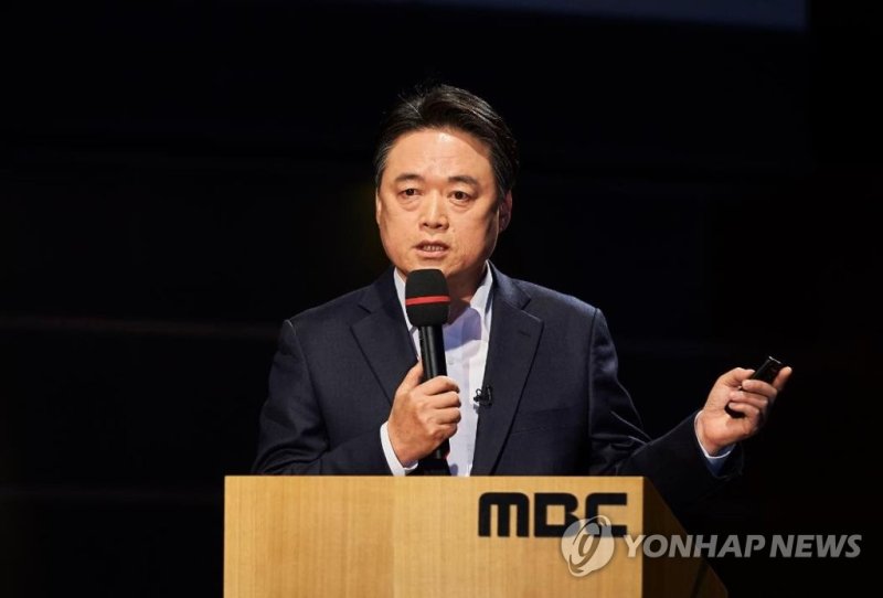 "쫓겨난 기자 복귀시킨 게 범죄?" 최승호 전 MBC 사장, 기소에 반발
