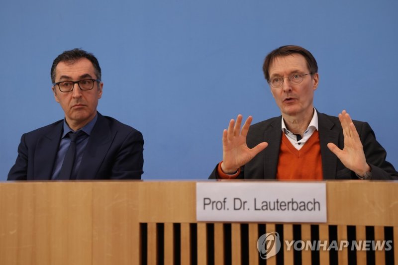 기자회견하는 쳄 외즈데미르 독일 농림부 장관(왼쪽)과 카를 라우터바흐 독일 보건부 장관(오른쪽)/사진=연합뉴스