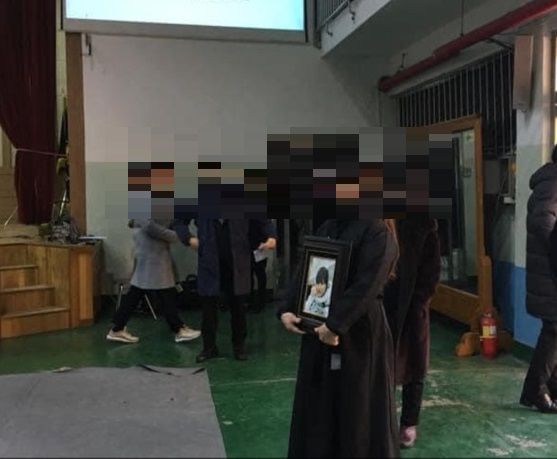 고 박모양 유족이 영정사진을 들고 졸업식에 참석한 모습. / 사진=사회관계망서비스 갈무리