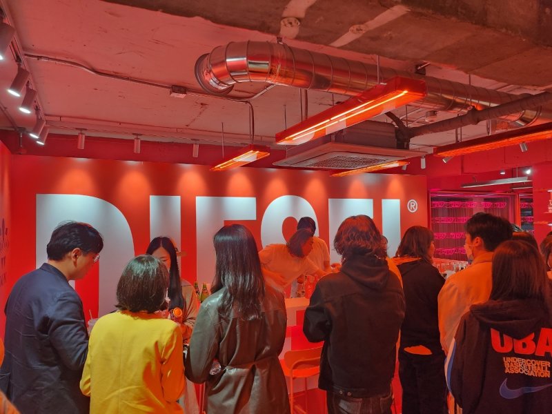 서울 용산구 한남동에 위치한 '원소주 X 디젤 팝업스토어' 내부. 2023.04.12/뉴스1 ⓒ News1 이상학기자