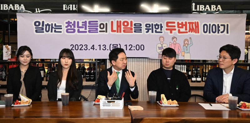 중소 청년 "70시간 일해도, 연차 못 써도 돈 못 받아" 당정 포괄임금제 보완책 마련키로