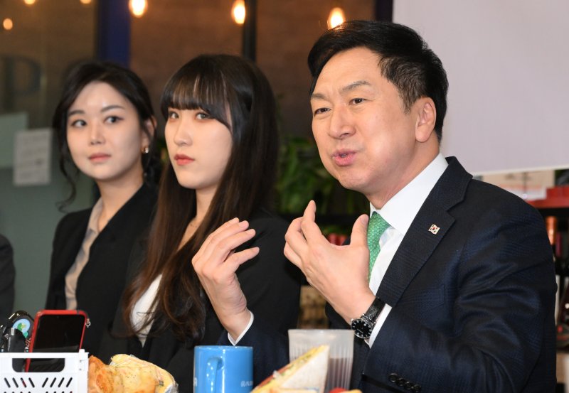 중소 청년 "70시간 일해도, 연차 못 써도 돈 못 받아" 당정 포괄임금제 보완책 마련키로