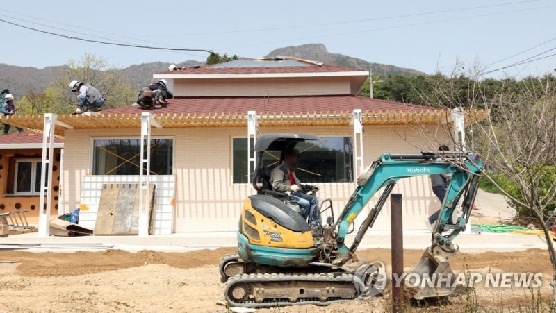 문재인 전 대통령 책방 건물 (양산=연합뉴스) 김동민 기자 = 13일 경남 양산시 하북면 평산마을 문재인 전 대통령 책방 건물에서 마무리 공사가 진행되고 있다. 이달 중 개점할 것으로 보이며, 구체적인 날짜는 정해지지 않았다.<div id='ad_body2' class='ad_center'></div> 2023.4.13 image@yna.co.kr (끝)