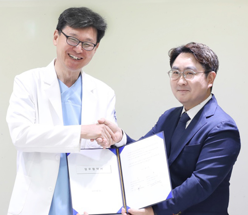 박춘근 윌스기념병원 원장(왼쪽)과 김영웅 룰루메딕 대표가 지난 10일 업무협약을 맺고 기념사진을 촬영하고 있다. 룰루메딕 제공.