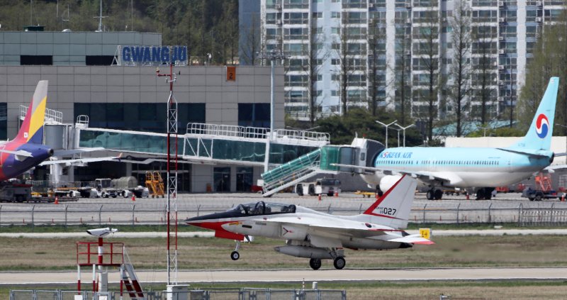 13일 광주 군공항 이전 특별법이 국회 법제사법위원회를 통과했다. 광주 군공항 특별법은 기존의 '군 공항 이전 및 지원에 관한 특별법'과 달리 기부 대 양여 부족분을 국가 재정으로 지원하는 내용 등을 담고 있다. 이날 광주공항에서 제1전투비행단의 훈련기가 착륙하고 있다. 사진=연합뉴스