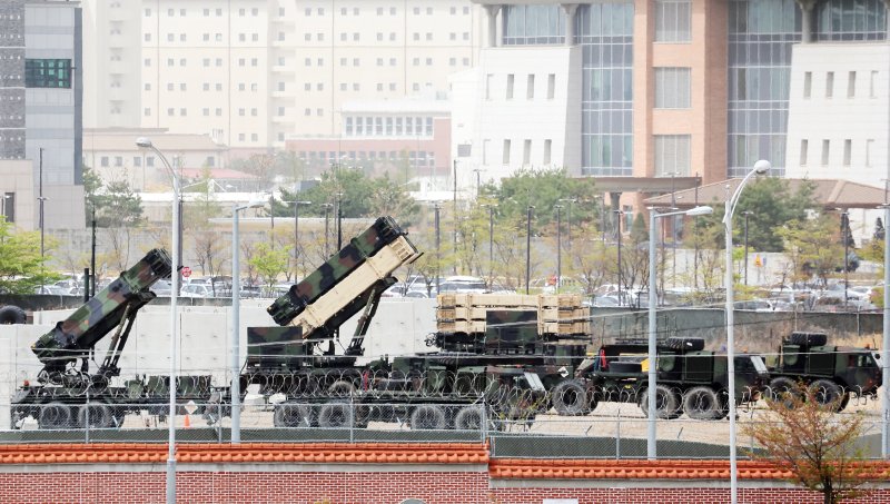 북한이 김일성 생일을 일컫는 태양절 111주년을 이틀 앞두고 중거리급 이상 탄도미사일을 발사한 지난 2023년 4월 13일 경기도 평택시 캠프 험프리스에 패트리엇 미사일이 배치돼 있다. 연합뉴스