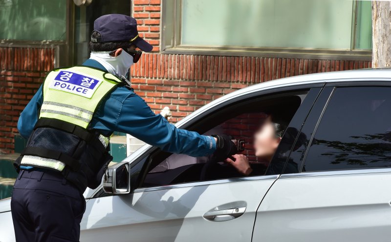 [대구=뉴시스] 이무열 기자 = 13일 오후 대구 남구 대덕초등학교 앞 도로에서 남부경찰서 교통안전계 경찰관이 음주운전 단속을 하고 있다. 2023.04.13. lmy@newsis.com