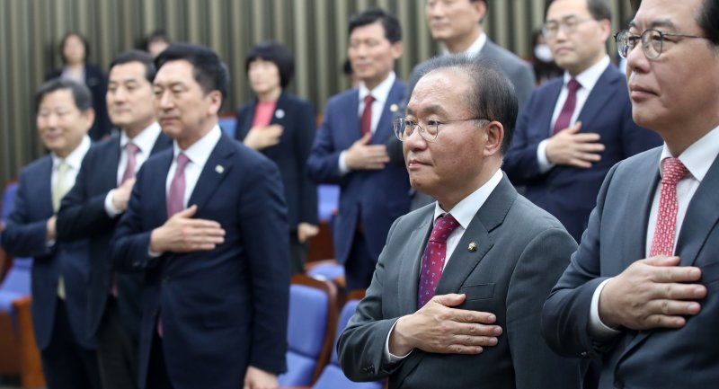 윤재옥(오른쪽 두번째) 국민의힘 원내대표 등 지도부가 13일 오후 서울 여의도 국회에서 열린 의원총회에서 국민의례를 하고 있다. 사진=뉴시스