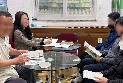 귀농귀촌 정책 설명하는 화순군 정유진 주무관 [전남 화순군 제공. 재판매 및 DB 금지]