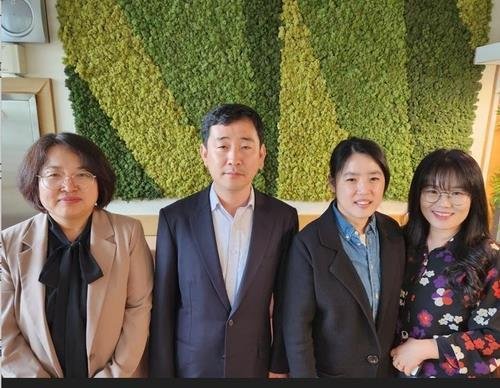 완도군 귀촌지원팀원. 김행준(왼쪽에서 두번째) 팀장. [완도군 제공·재판매 및 DB 금지]