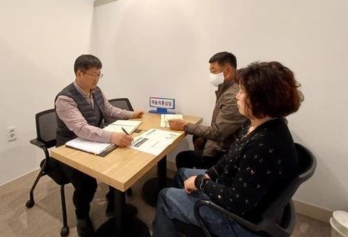 상담하는 김회정 귀농지원팀장 [강진군 제공·재판매 및 DB 금지]