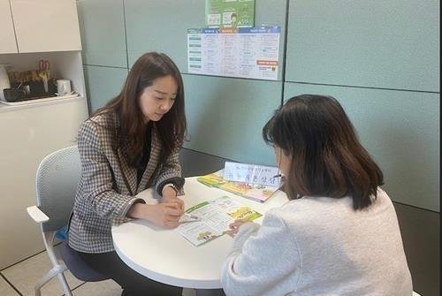 상담하는 최경화 귀농귀촌팀장 [무안군 제공·재판매 및 DB 금지]