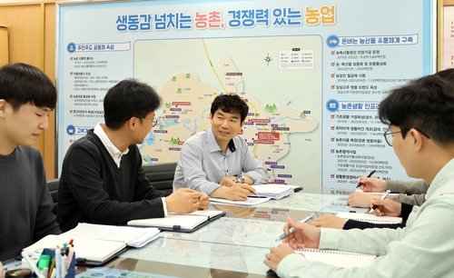 송기찬 임실군 농촌활력과장(왼쪽 세번째) [임실군 제공.재판매 및 DB 금지]