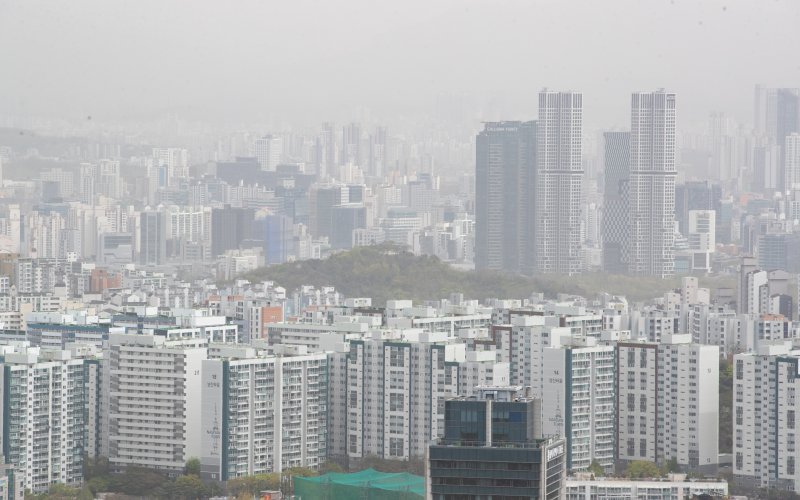 서울 용산구 남산에서 바라본 아파트 단지의 모습. 사진=뉴스1