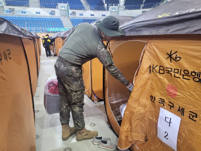 강릉산불로 주택이 전소된 이재민들이 아이스아레나에 설치된 대피소에서 생활하고 있다. 강릉시 제공.