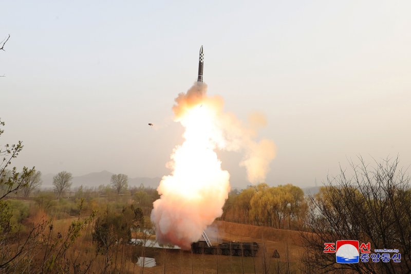 軍 "北 '화성-18형' 개발 중간단계 시험 발사 평가" 킬체인 무력화' 우려 '일축'