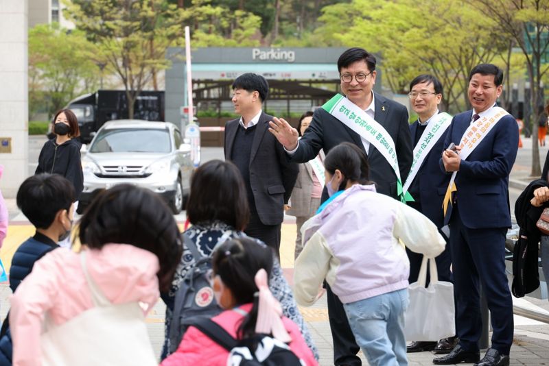 도성훈 인천시교육감, 만월초교 앞 등굣길 교통안전 캠페인 벌여