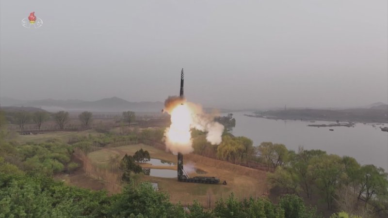 북한 조선중앙TV는 김정은 국무위원장이 참석한 가운데 "지난 13일 공화국전략무력의 전망적인 핵심주력수단으로, 중대한 전쟁억제력의 사명을 수행하게 될 새형의 대륙간탄도미싸일(미사일) '화성포-18' 형 시험발사가 단행되였다"며 14일 영상을 공개했다. 사진=조선중앙TV 캡처