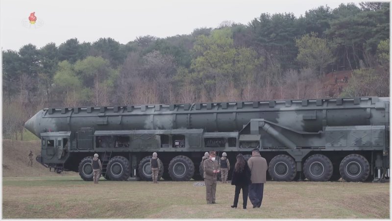 북한 조선중앙TV는 김정은이 참석한 가운데 "지난 4월 13일 공화국전략무력의 전망적인 핵심주력수단으로, 중대한 전쟁억제력의 사명을 수행하게 될 새형의 대륙간탄도미싸일(미사일) '화성포-18' 형 시험발사가 단행되였다"며 14일 영상을 공개했다. 사진=조선중앙TV 캡처