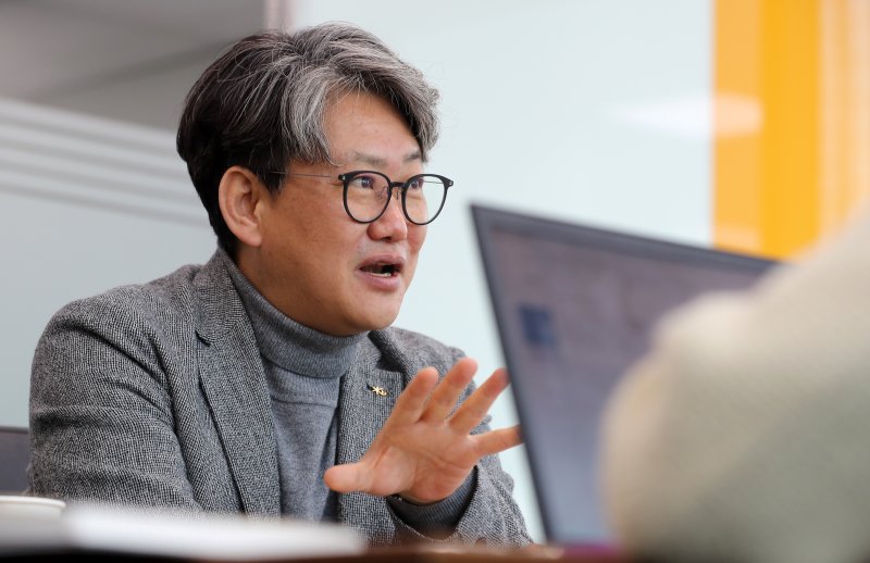 하우성 KB증권 전무가 29일 서울 여의도 포스트타워에 위치한 KB증권 플랫폼총괄본부에서 뉴스1과 인터뷰를 하고 있다. 2023.3.29/뉴스1 ⓒ News1 이동해 기자