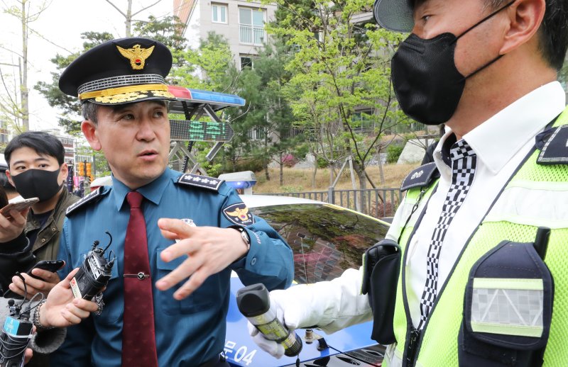 윤희근 경찰청장이 14일 서울 서대문구 고은초등학교 앞 어린이보호구역에서 대낮 음주운전 단속현장을 찾아 단속 중인 경찰관과 대화하고 있다. 2023.4.14/뉴스1 ⓒ News1 허경 기자