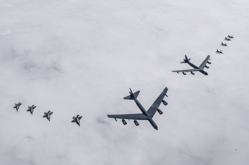 한미 공군이 14일 한반도 상공에서 우리측 F-35A 전투기와 미측 B-52H 전략폭격기, F-16 전투기가 참여한 가운데 연합공중훈련을 실시하고 있다. 사진=국방부 제공