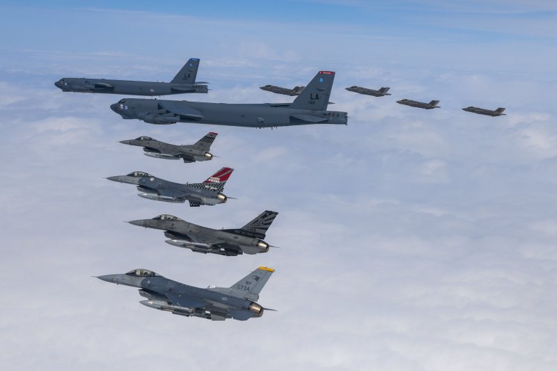 한미 공군이 14일 한반도 상공에서 우리측 F-35A 전투기와 미측 B-52H 전략폭격기, F-16 전투기가 참여한 가운데 연합공중훈련을 실시하고 있다. 사진=국방부 제공