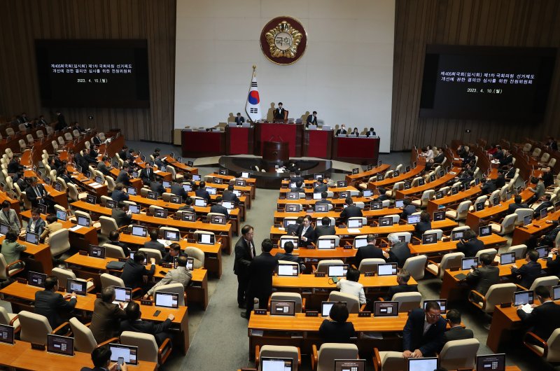 [서울=뉴시스] 이영환 기자 = 김영주 국회 전원위원장이 10일 오후 서울 여의도 국회 본회의장에서 열린 제405회국회(임시회) 제1차 국회의원 선거제도 개선에 관한 결의안 심사를 위한 전원위원회에서 개회에 앞서 발언을 하고 있다. 2023.04.10. 20hwan@newsis.com