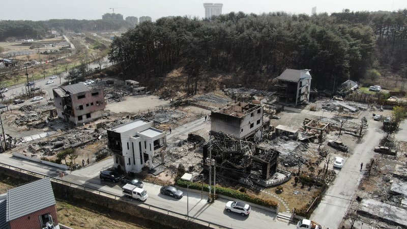 12일 오전 강원도 강릉시 저동골길 펜션단지가 전날 발생한 강릉 산불 화재로 전소돼있다. 지난 11일 오전 8시22분쯤 강릉 난곡동 일원에서 산불이 발생했다. 강풍에 산불이 번지자 소방당국은 소방대응 3단계를 발령하고 최고 수위 대응에 나서 8시간만에 진화했다. 이번 산불로 '축구장 530개 면적' 산림을 태우고 주택, 펜션 등 총 100곳이 넘는 시설물이 소실되거나 부분 소실됐으며 1명이 사망했다. 2023.4.12/뉴스1 ⓒ News1 박세연 기자