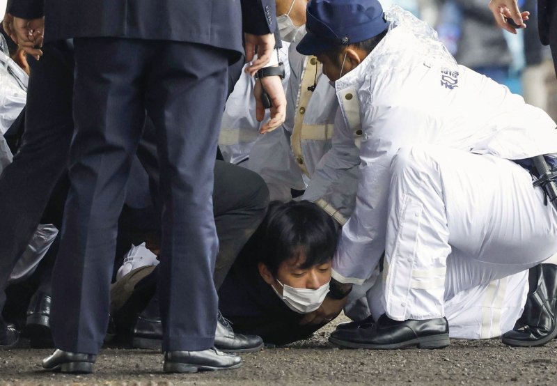 지난 15일 일본 와카야마현에서 기시다 후미오 일본 총리가 연설을 시작하기 직전 폭발음을 야기시킨 물체를 던진 남성이 체포되고 있다. 교도연합뉴스