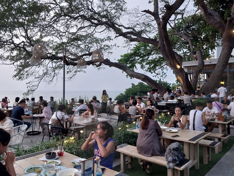 해안가 야경을 바라보며 식사를 할 수 있는 레스토랑 스카이 갤러리 / 사진=이환주 기자
