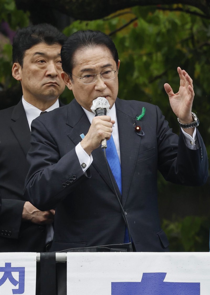 기시다 후미오 일본 총리가 15일 JR와카야마역 앞에서 보궐선거 지원 유세를 하고 있다.연합뉴스