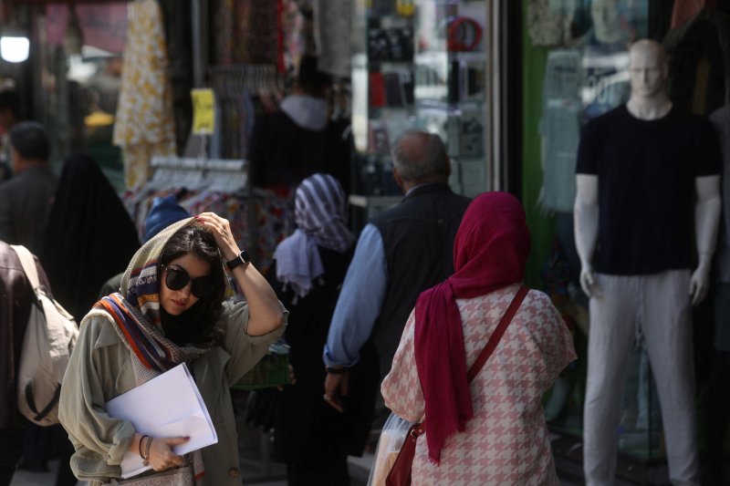 이란 테라란 거리의 희잡 쓴 여성들. /로이터 연합뉴스