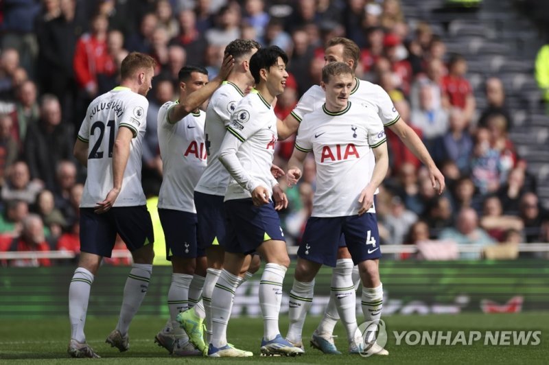 동료들과 기쁨 나누는 손흥민 Tottenham's Son Heung-min, center, celebrates with teammates after scoring his side's opening goal during the English Premier League soccer match between Tottenham Hotspur and Bournemouth at Tottenham Hotspur Stadium, in London, England, Saturday, April 15, 2023. (AP Photo/Ian Walton
