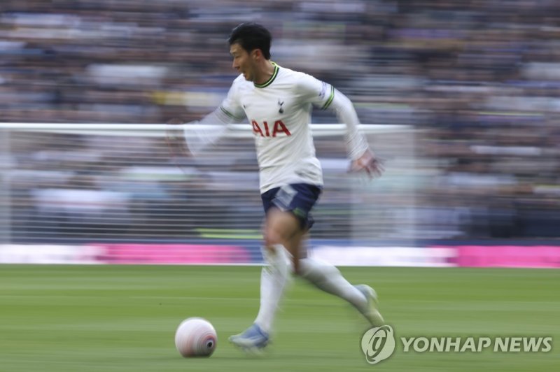 손흥민의 드리블 Tottenham's Son Heung-min runs with the ball during the English Premier League soccer match between Tottenham Hotspur and Bournemouth at Tottenham Hotspur Stadium, in London, England, Saturday, April 15, 2023. (AP Photo/Ian Walton)