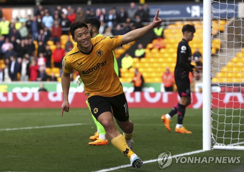 골 넣고 기뻐하는 황희찬 Wolverhampton Wanderers' Hwang Hee-chan celebrates scoring his side's second goal during the English Premier League match between Wolverhampton Wanderers and Brentford, at Molineux Stadium, Wolverhampton, England, Saturday April 15, 2023. (Barrington Coombs/PA via AP) UNITED KINGDOM OU