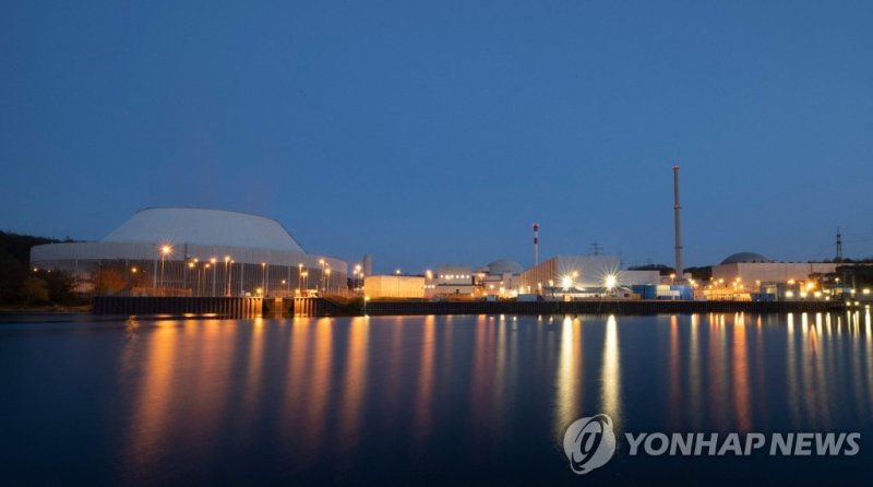 The nuclear power plant at the Neckar river in Neckarwestheim, southern Germany, is seen on April 9, 2023. - This nuclear power plant is one of the last three still running nuclear power plants in Germany and will be shut down together with the other two on April 15, 2023. (Photo by THOMAS KIENZLE /