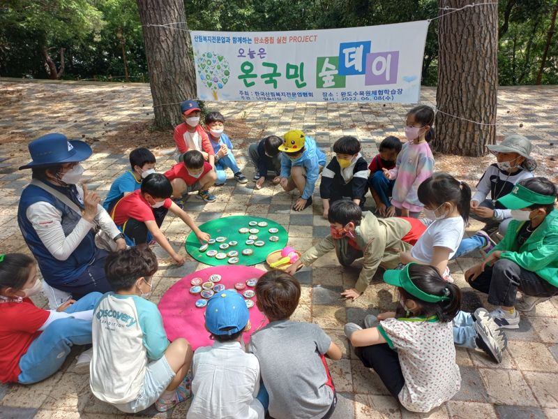 국내 최대·유일 난대수목원인 전남 완도수목원이 천혜의 자연환경과 차별화된 교육 과정을 구성해 오는 12월 초까지 '2023년 난대림 숲 해설 프로그램'을 운영한다. 사진=완도수목원 제공