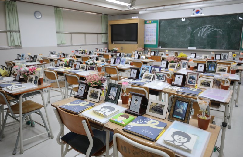 경기 안산 단원구 4.16민주시민교육원 기억관에 마련된 단원고 4.16기억교실에 학생들을 추모하는 기록물들이 놓여 있다. 뉴스1