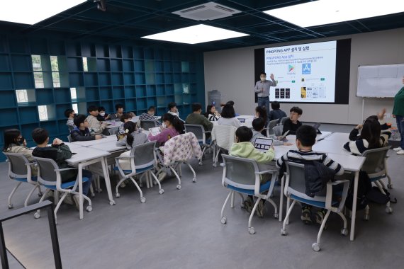 15일 경기도 용인시 기흥구 신한은행 연수원 '블루캠퍼스'에서 열린 신한가족과 함께 하는 오프라인 주말특강에서 초등 4~6학년 나이대 직원 자녀들이 로봇융합 코딩교육을 듣고 있다. 신한은행제공