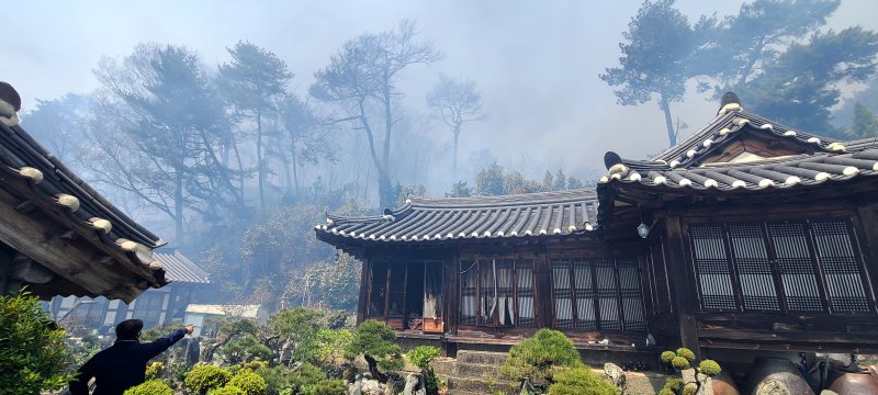 지난 11일 강원 강릉시 난곡동의 한 야산에서 난 불로 도 유형문화재 50호 방해정에도 피해가 발생했다. 연합뉴스