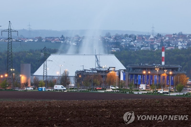 독일 원전 A general view shows the Neckarwestheim Nuclear Power Plant, as Germany shuts down its last nuclear power plants in Neckarwestheim, Germany, April 15, 2023. REUTERS/Heiko Becker