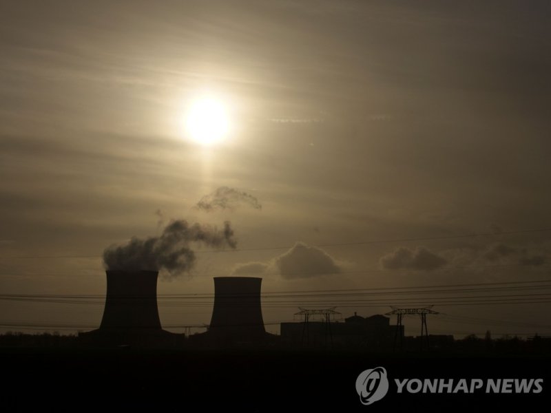 프랑스 원전 This photograph taken on March 30, 2023, shows the Nuclear power plant of Saint-Laurent-des-Eaux, in Saint-Laurent-Nouan, central France. - On the banks of the Loire, reactor No. 2 of the Saint-Laurent-des-Eaux power plant has stopped delivering its megawatt hours to accommodate an army of wo