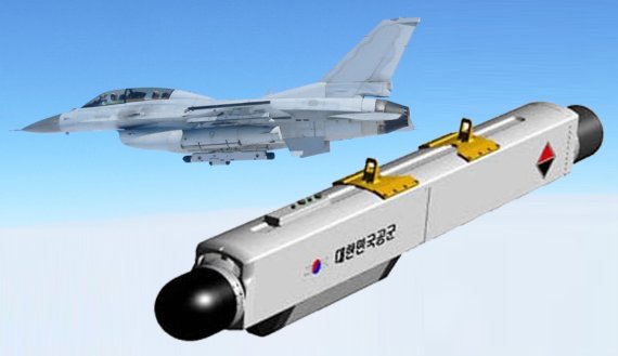 ADD와 LIG 넥스원에 의해 국내서 개발돼 공군에서 운용중인 ALQ-200K 전자전 포드는 KF-16D 전투기뿐만 아니라 개발 중인 KF-21 전투기 프로그램에도 채용되었으며 최근에는 개량형이 준비되고 있다는 소식이 들린다. KF-21 전투기용의 ALQ-200K 개량형은 기존 ALQ-200K 포드와 달리 외장형 포드가 아닌 내장형 전자전 체계로 재구성될 예정이다. LIG 넥스원 제공