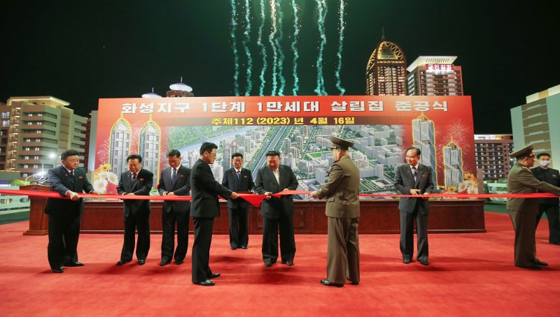 北 태양절, 화성지구 1만 세대 살림집 '야간 준공식'…김정은 참석(종합)