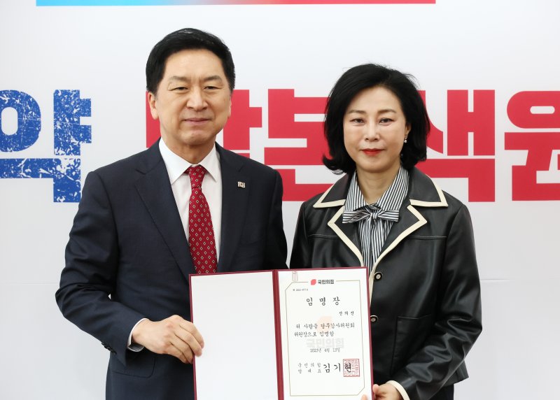 국민의힘 김기현 대표가 17일 오전 국회에서 열린 주요당직자 임명장 수여식에서 신의진 당무감사위원회 위원장에게 임명장을 수여하고 있다. 사진=연합 지면화상