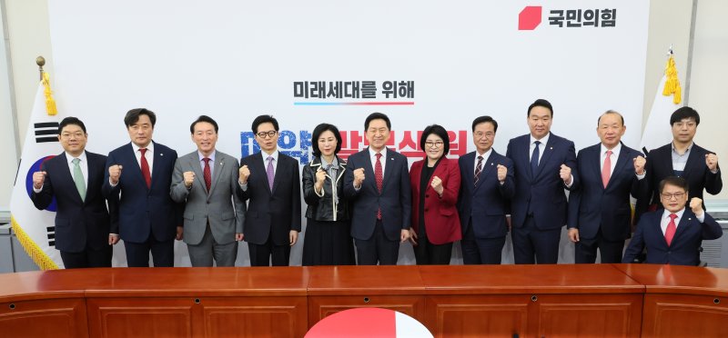 주요당직자 임명장 수여식에서 기념촬영 하는 김기현 (서울=연합뉴스) 이정훈 기자 = 국민의힘 김기현 대표가 17일 오전 국회에서 열린 주요당직자 임명장 수여식에서 황정근 중앙윤리위원회 위원장, 신의진 당무감사위원회 위원장 등과 기념촬영을 하고 있다. 2023.4.17 uwg806@yan.co.kr (끝)