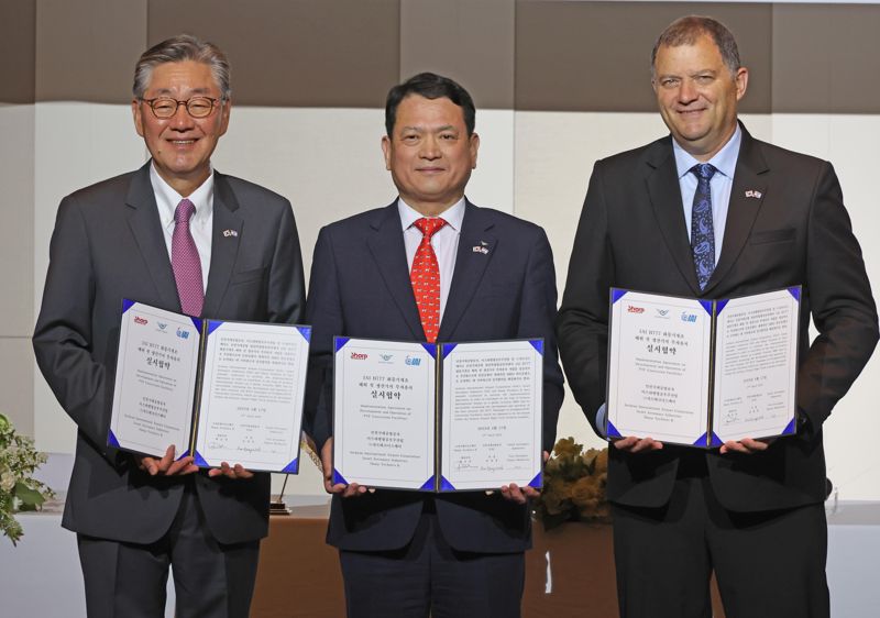 17일 인천 중구 파라다이스시티 호텔에서 열린 이스라엘 IAI와 국내 항공정비(MRO) 전문기업인 샤프테크닉스케이(STK)와 IAI 보잉B777 화물기 개조사업 해외 첫 생산기지 투자유치 실시협약(본 계약) 체결식에서 김경욱 인천국제공항공사 사장(가운데)과 야콥 베르코비치 IAI 부사장(오른쪽), 백순석 샤프테크닉스케이 사장이 기념촬영을 하고 있다. 사진=박범준 기자