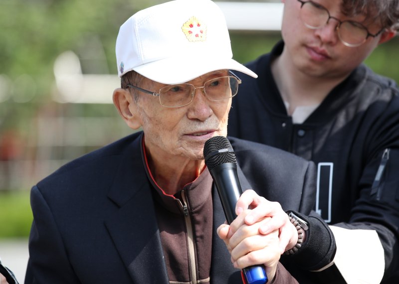 '강제노역' 탈북 국군포로, 김정은 상대 손배소 승소..."5000만원 배상"